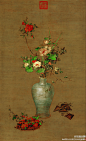 郎世宁雍正十年绘制的午瑞图应应景吧。瓶插蜀葵、榴花、菖蒲，都是典型的端午节令花，盘内是樱桃和杏，边上还散落着几个粽子。(1520×2500)