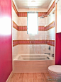 粉色系的卫生间浴缸玻璃隔断装修效果图