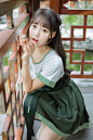 小智图说-穿淡绿色绣花短袖和绿裙的甜美古风女孩在园林长廊游玩