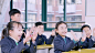 小学生在教室里学习。