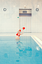 Maria Svarbova\泳池系列\SWIMMING POOL
“游泳池”系列照片始于2014年，是Maria设计的最大的一组摄影创作系列。她会费尽心思的找到有趣的地方，各种公共游泳池、大操场等，玩转现场各种形状、光影及色块组合，迸发灵感进行创意拍摄。
作品中，还表达了她对社会人物关系、环境污染、水源枯竭等各种问题的反思与探讨，提升作品的深度与可读性。