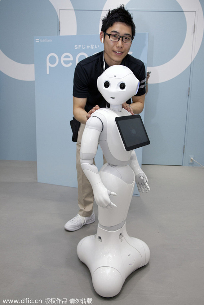 日本最新仿人机器人 可感知情绪 与人交谈