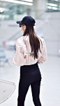 唐嫣现身上海机场，她身着一件粉色Givenchy夹克搭配同款鞋子，一如既往的戴了一顶帽子加墨镜，前凸后翘的身材，性感的臀部非常吸引眼球～ ​​​​