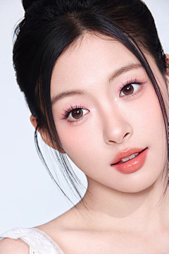 霸霸牛采集到美妆类模特