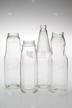 各种空玻璃瓶隔离。