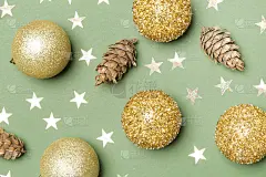 金色的圣诞饰品，星星和圣诞树的树枝在中性的背景。圣诞节、寒假、新年概念。