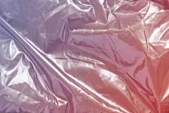 银色闪亮的金属背景，霓虹粉色渐变颜色。亮灰色，薄箔质地，表面凹凸不平。