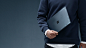 时尚的男人手持着钴蓝色 Surface Laptop。