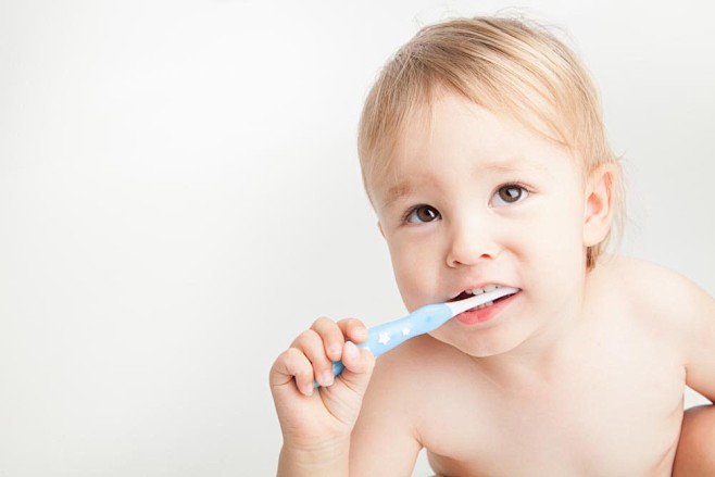 刷牙的孩子图片