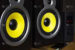 通过手机播放音频系统，黄色大喇叭与手机相连