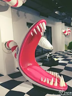 去看蒂姆伯顿展了、主要是其早期的手稿作品、大多数就像是小孩子的涂鸦、想象力不受传统美学和透视法则限制完全随性而为、于是大概会是老师看了可能要求请家长的那种。描绘的主题故事的主人公几乎都是被误解的特殊存在、这一点才让人着魔、毕竟生命中最不可忽视的感觉是爱和恐惧。拥抱色彩斑斓的未知 ​...展开全文c