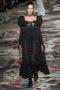 SIRMARTIN采集到【时尚2017】Alexander McQueen 2017春夏
