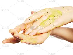 女性的双手在身体磨砂膏