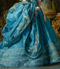 #古典艺术##复古时尚#西方油画中的华丽裙摆，不得不惊叹，欧洲画师们将服饰材质、细节描绘的如此逼真。
