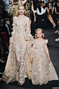 Elie Saab Couture Fall 2016｜这次仙牌做了一次蛮大的改变，比起以往的小仙女形象，这一季多了几分御姐的霸气还别出心裁地推出了“母女装”仙裙~ ~每一季都能美出新境界 #时尚# #礼服# #纯白色# #优雅#