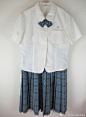 熊本県立南関高等学校 旧旧制服
水蓝色格裙（京都圣母旧制服同格），夏服有同格领结。
手上如果有京都圣母的可以分享一下内标，可以让大家参考一下区别以防收错。这条同格绣有名字，内标、调节扣、对格如图。
该校已闭校。
（熊本南关高校） ​​​​