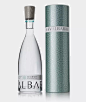 伦敦设计工作室 Studio h 为 Svalbarði 品牌的冰川水设计了一款包装。软木塞、全透明玻璃瓶、精巧的雪花 logo 和让人联想到冰川的蓝绿色质感为主的色调。