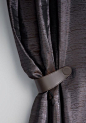 磁回接灵活多变CORDONE有两种基本颜色可供选择。 两个磁铁巧妙地从内到手工缝制的仿皮插入，使窗帘简单精美云集。 缝合，可以清楚地看到，轮廓回接的形状。 CORDONE可以完美结合从天然材料，特别是羊毛，麻或棉制成的织物。