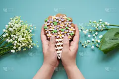 花蓝色背景与鲜花。春节贺卡母亲节，生日快乐，复活节。一束铃兰。孩子们手里拿着礼物，姜饼捧花，饼干