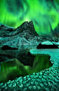 [极光下的冰山] 国家摄影师Marc Adamus在加拿大 育空拍摄的作品《极光下的冰山》，这张照片的前景使它与众不同，我们见过很多完美的极光和山的照片，但从来没有这张照片这样让人难以置信。冰面上的纹理和曲线都是美学元素的完美体现。完美的拍摄，震人心魄的梦幻般的绿色和如此不同寻常的冰的形状，令人难以置信！