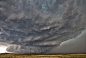 美国怀俄明州的平原上空的一场超级细胞雷暴（Supercell Storms）。这种雷暴会带着巨大的能量旋转，引起强劲的上升气流，导致恶劣的天气，包括龙卷风、冰雹、暴雨、闪电和大风。在这种长时间持续的超级风暴的里面，风速和方向会随着高度而改变，这会产生强烈的旋转的上升暖气流（中气旋），以及单独的下降冷气流。大约三分之一的超级细胞雷暴会产生龙卷风。