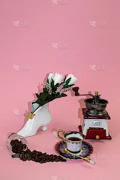 咖啡，鲜花，粉色背景上的蜡烛象征着家的温暖和舒适，美丽和美妙的早餐
