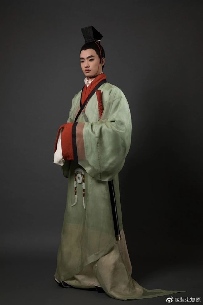 【装束复原】西汉晚期至新莽时代的士人装束，沿袭了西汉早中期的衣冠样式，又有所变化， 进贤冠呈现出明显的折角，直裾袍服的束带位置有所升高，同时 ...