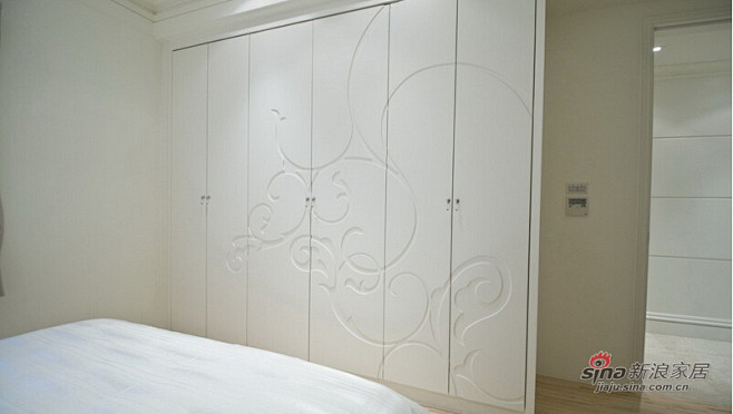 床尾橱柜门片以凹版式造型雕花装饰