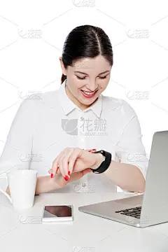 肖像快乐迷人的黑发女商人穿着白衬衫坐在她的智能手表上看通知，阅读和牙齿的微笑。