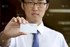 工作邀请，商人展示他的名片