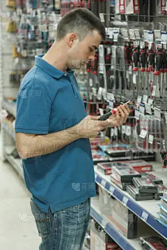 五金商店,男人,垂直画幅,选择对焦,30到39岁,男子气概,半身像,水平画幅,顾客,美人