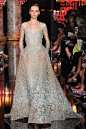 Elie Saab Fall 2014 Couture。不论是长袖公主礼服，还是鸡尾酒裙或者是更为干练的女士套装裙等，珍珠始终都贯穿其中，还可以起到调整整体比例的附带效果。幻般的花朵也是艾莉·萨博一直保持不变的特色，这一季的花朵元素也被赋予了色彩的魔法，在渐变的色彩主题下显得更有层次感，而那些花朵的立体刺绣工艺也更是令艾莉·萨博女裙充满了梦幻而高雅的奢华之风。