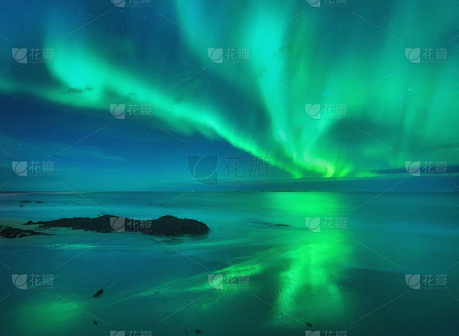 爱洛在海上。挪威罗浮敦群岛的北极光。星空与极地光。夜景与极光，海与模糊的水和天空反射，石头，沙滩。北素材-花瓣网