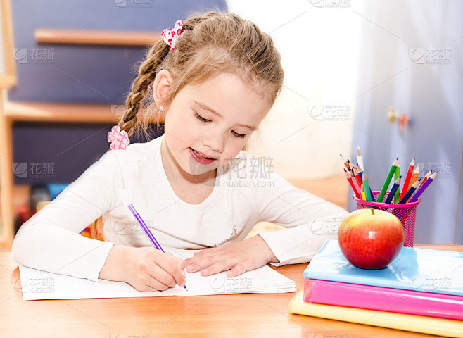 可爱的小女孩微笑着在书桌上写字图片_其他图片图片素材-花瓣网