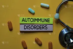 自身免疫性疾病的笔记办公桌上的背景。医疗或保健概念