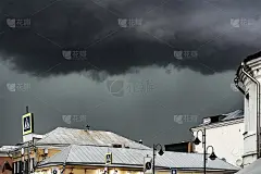 大雨和巨大的云飞过欧洲城市的屋顶