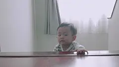 小婴儿(12个月)男孩爬上台阶