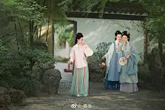芍药如含笑，旖旎回廊曲。
蔷薇更袅袅，满架纷红玉。
景色良悠哉，聊以消尘俗。
——明·沈宜修《晓起》
吴江叶氏三姊妹，长女叶纨纨、次女叶小纨、三女叶小鸾，是明代文学家叶绍袁和才女沈宜修的三个女儿，在诗词、戏剧、书画上均取得了各自不凡的成就，作品皆有文采、流芳后世。
钱谦益曾称赞这三位才女“题花赋草，镂云裁月，中庭之咏，不逊谢家；娇女之篇，有逾左氏。”
摄影丨@藤末Tengmo
梳化丨@Makeup-包包大人
协力丨@加加-抢VIP必成功
汉服丨@静淞居 、@踏云馆汉服 、@江南桃花家-汉服工作室
叶纨纨，