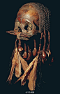 以猎头和食人闻名的部落，阿斯马特族的头骨装饰。