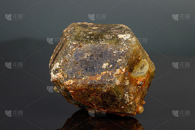 宏观矿物石andrite在黑色背景