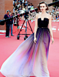 #streetsfinest# 舔屏时间|英国女演员Lily Collins经典红毯造型回顾.Elie Saab紫色渐变礼服搭配复古妆发，真是美得让人心醉 ​​​​