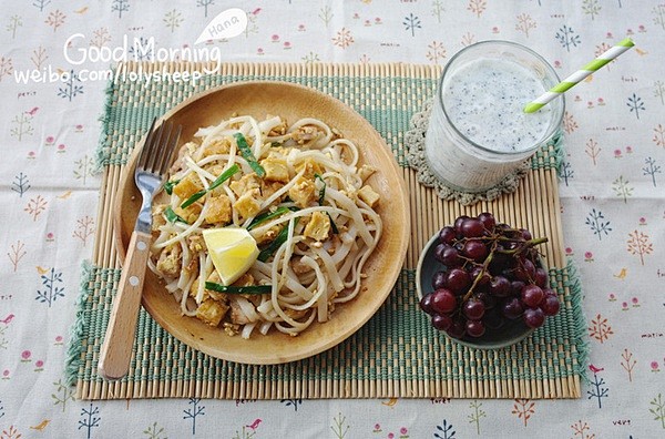 PAD THAI（泰式炒河粉），火龙果奶...
