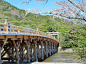 横跨宇治川两岸的宇治桥，是一座雄伟美观的纯日本风格桥，是日本现存历史最悠久的桥梁。在宇治桥的西头，矗立着“宇治桥姬神社”。宇治桥姬是长桥的镇守之神，古代日本人认为桥从此端通往彼端的连系，寓意着从现世通往彼世的路途，所以，一直将桥视为心灵的归宿。作为桥神的宇治桥姬，也被人们赋予了掌管结界、防御外敌和抵御疾病的重要神职，并庄而重之地祭祀膜拜。