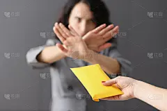 女商人拒绝用黄色信封收钱