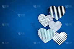 3D渲染:不同纹理的心在经典蓝色的经典背景。婚礼或情人节卡片。
