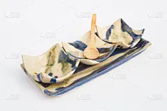 三井陶瓷炻器和木质汤匙与白色背景