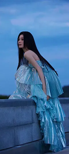 美女壁纸～一袭淡蓝色的抹胸长裙的...@霁枫壁纸的动态