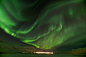 冰岛北极光壮观美景：绿紫相间似火焰

                　　作为最炫目、最壮观的自然奇观之一，北极光成为全球无数摄影师镜头追逐的目标。数年来，冰岛女摄影师乔尼娜-奥斯卡斯多蒂尔一直在致力于捕捉北极光现象，她以积雪覆盖的冰岛山脉为背景，拍摄了一系列美丽、壮观、震撼的北极光奇景。垂直的绿色和紫色北极光有如一团烧向夜空的火焰。                　　乔尼娜是冰岛东海岸六家卫生保健中心的护士长。她的工作让她有机会到处拍摄冰岛各地的北极光景象。乔尼娜表示，“......