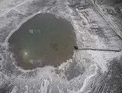 波兰退化的景观。破坏土地。从以上观点。超现实主义的湖。