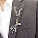 
素雅质朴的冬季婚礼胸花


冬季婚礼中新郎和伴郎的胸花大多是素雅纯粹的风格，没有太多复杂的配色，颜色也不会很亮，低调安静地点缀在礼服上，做着一个优雅不张扬的配角。